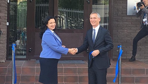 Йенс Столтенберг открыл в Киеве новый офис альянса в Украине