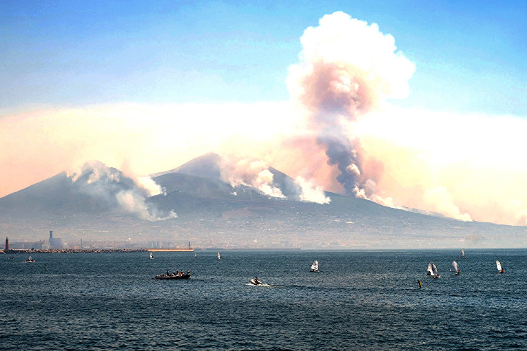В Италии разбушевался вулкан Везувий: горят леса, туристы спасаются бегством, идет эвакуация