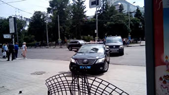 Кортеж Порошенко промчался пешеходной улице в Сумах. Видео