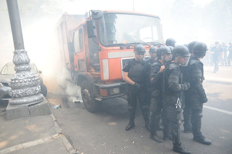 Нацкорпус закидал полицейских петардами