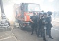 Нацкорпус закидал полицейских петардами