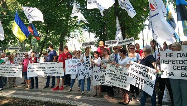 Медики со всей Украины вышли на протест под МОЗ. Архивное фото