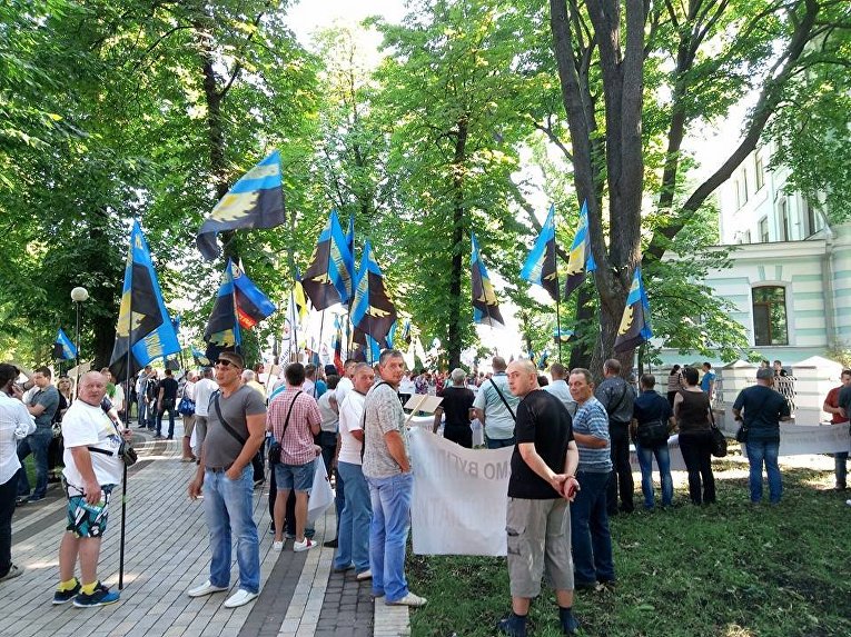 Медики со всей Украины вышли на протест под МОЗ