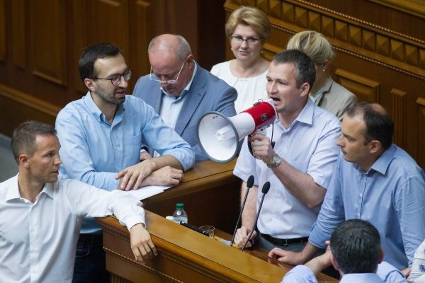 10 депутатов заблокировали трибуну Рады и с помощью мегафона требуют снятия неприкосновенности с депутатов