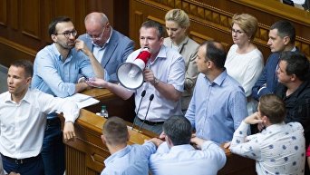 10 депутатов заблокировали трибуну Рады и с помощью мегафона требуют снятия неприкосновенности с депутатов