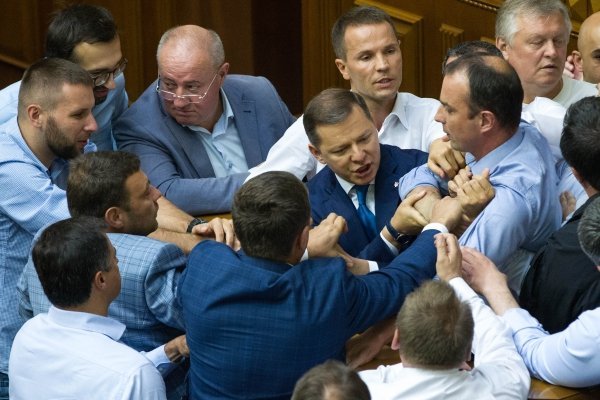 Потасовка между депутатами Самопомич и Радикальной партии произошла в сессионном зале Рады в четверг