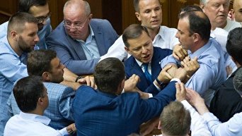 Потасовка между депутатами Самопомич и Радикальной партии произошла в сессионном зале Рады в четверг