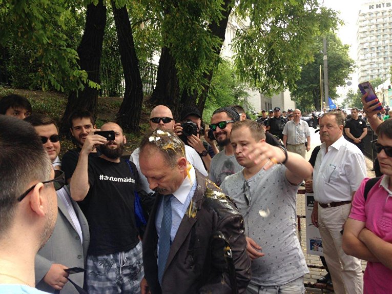 В Киеве активисты забросали депутата от БПП Олега Барну яйцами.
