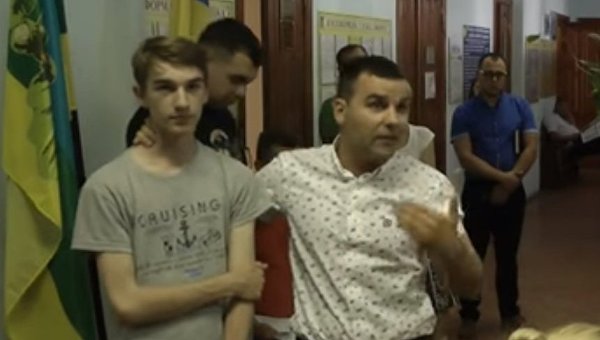 Депутат от БПП Александр Паламарчук напал на школьника Сергея Чагарова