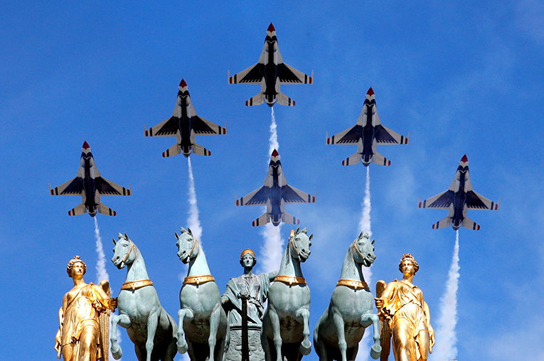ВВС США пролетают над Триумфальной во время традиционного военного парада в Бастилии в Париже, Франция.