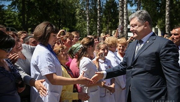 Президент Украины Петр Порошенко во время открытия лабораторного центра в Тернополе.