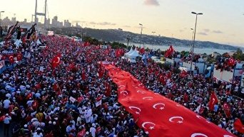 В Турции проходят многотысячные шествия в связи с годовщиной переворота