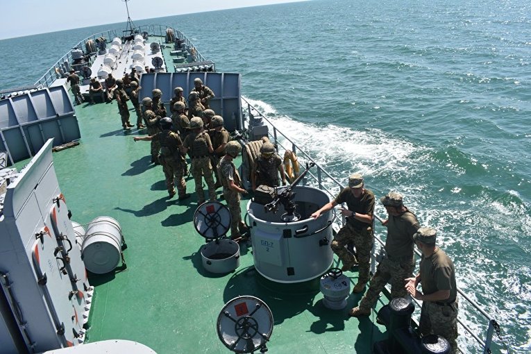 Николаевские десантники совместно с военными моряками отработали учебно-боевые задачи при переходе морем