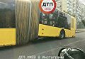 В Киеве во время движения развалился автобус