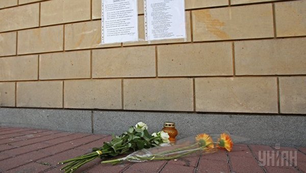 В Киеве несут цветы к посольству Нидерландов в годовщину крушения МН17 в Донбассе