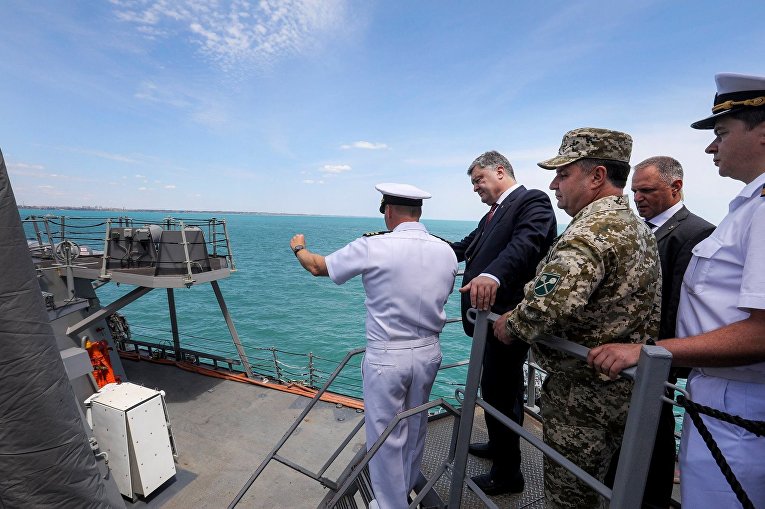 Порошенко посетил украинский фрегат и американский миноносец