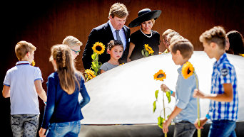 Король и королева Нидерландов присутствуют на мероприятии, посвященном открытию национального памятника памяти жертв катастрофы Малайзии в Украине в 2014 году