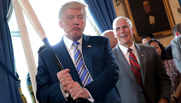 Дональд Трамп с бейсбольной битой
