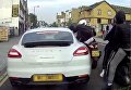 В Лондоне вооруженная банда на мопедах ограбила Porsche стоявший в пробке