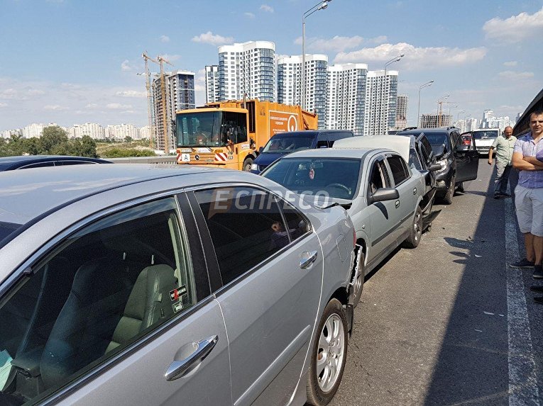 ДТП на Южном мосту в Киеве с участием шести автомобилей