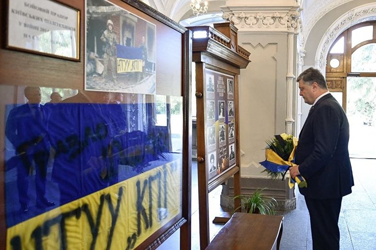 Президент Украины Петр Порошенко почтил память погибших студентов и преподавателей КПИ, которые погибли в зоне АТО в Донбассе.