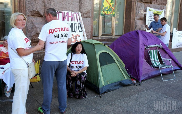 Участники акции протеста против незаконного строительства автозаправочной станции установили палатки под КГГА, в Киеве.