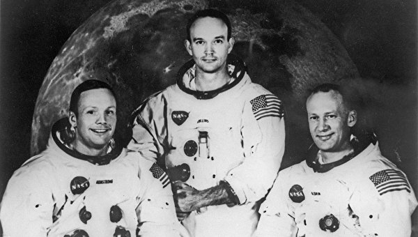 Экипаж американского космического корабля Аполлон-11. Слева направо: командир корабля Нил Армстронг, пилот командного модуля Майкл Коллинз и пилот лунного модуля Эдвин Олдрин.