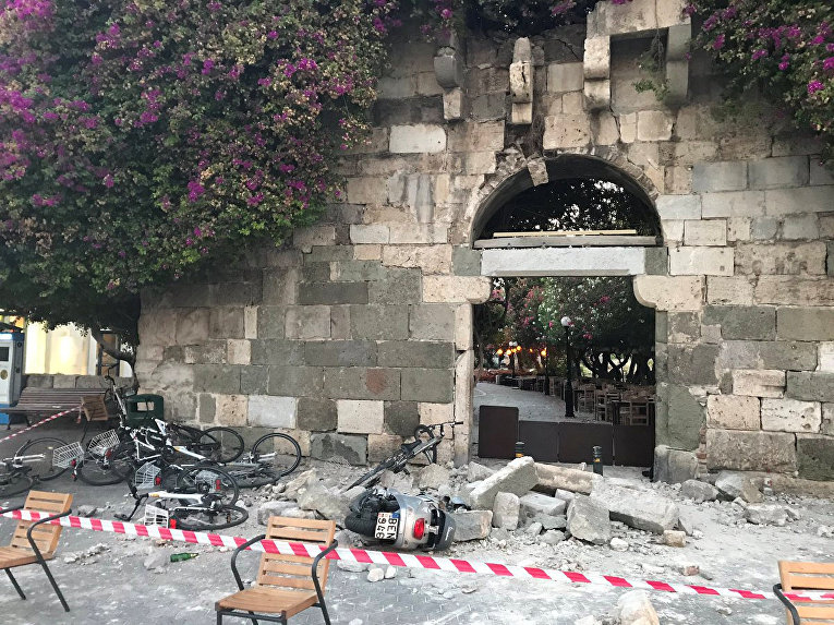 Последствия мощного землетрясения в Греции