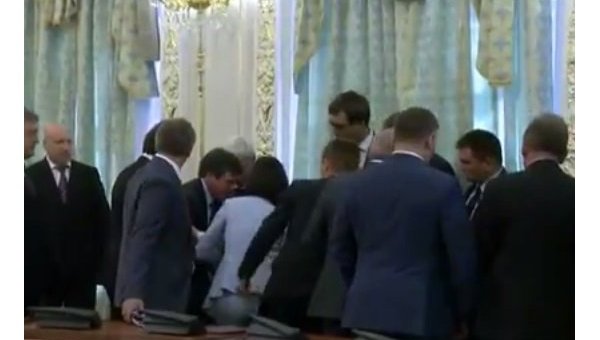 Падение Бориса Патона на встрече Лукашенко и Порошенко