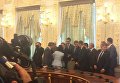 Падение чиновника на встрече Лукашенко и Порошенко