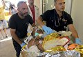 Медики переносят человека, пострадавшего во время землетрясения на Крите