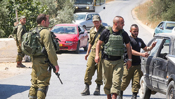 Израильские военные на месте теракта на Западном берегу
