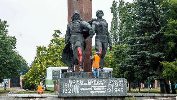 Вандалы облили краской советский памятник в Кропивницком