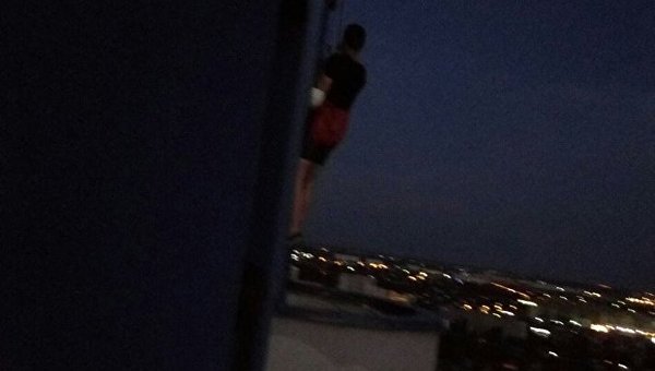 В Киеве спасли фотографа, очутившегося за балконом на 22-м этаже