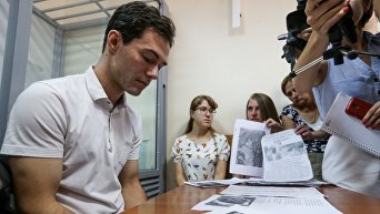 Дмитрий Кияница, которого обвиняют в жестоком обращении с котом, на скамье подсудимых во время заседания Голосеевского райсуда Киева