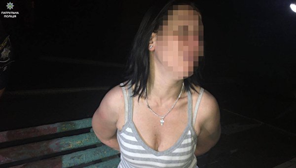 В Киеве женщина ограбила прохожую, приставив ей к шее отвертку