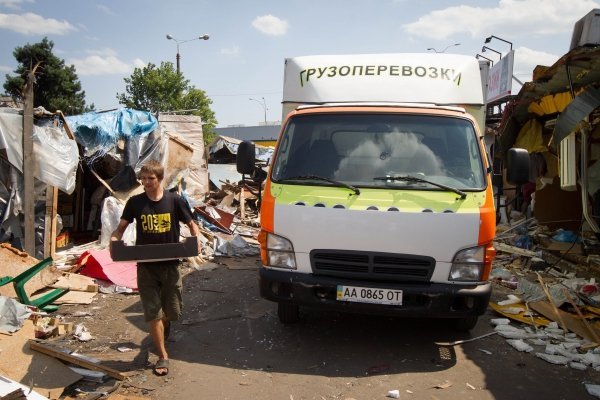 В Киеве снесли рынок возле станции метро Лесная