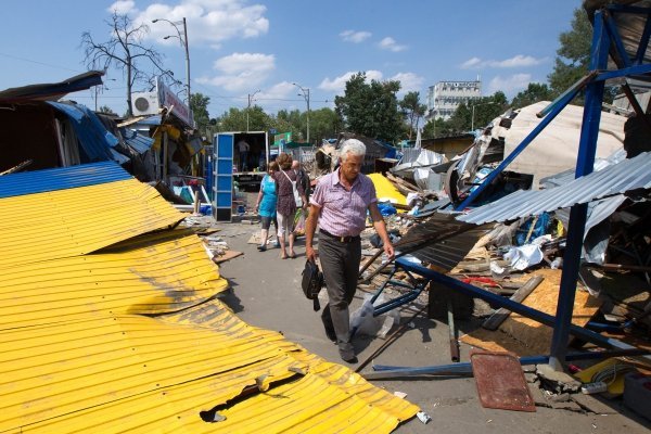 В Киеве снесли рынок возле станции метро Лесная