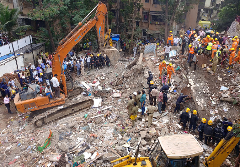 Пожарные и спасатели ищут выживших на месте рухнувшего здания в пригороде Мумбаи