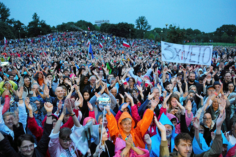 Люди протестуют против судебных реформ в Познани, Польша