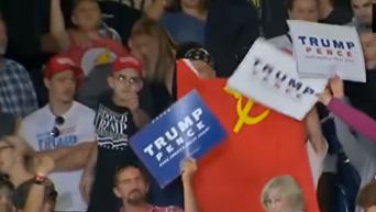 Во время речи Трампа развернули флаг СССР. Видео