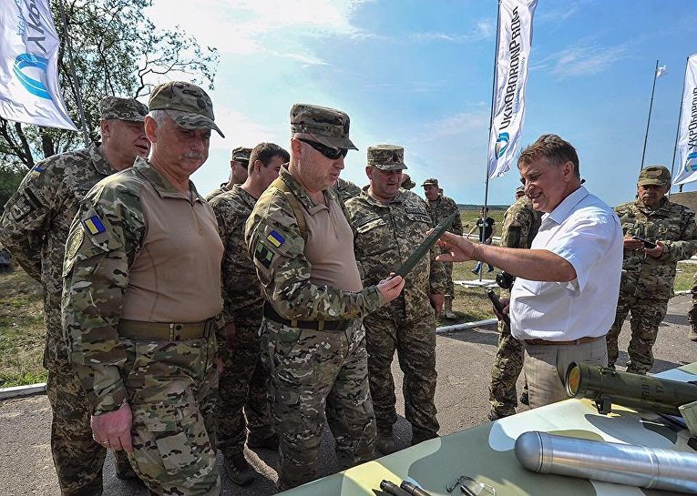 Испытания новых образцов оружия и техники на Гончаровском полигоне в Черниговской области