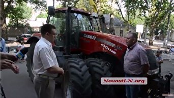 Фермеры на тракторах пикетируют налоговую в Николаеве