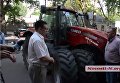 Фермеры на тракторах пикетируют налоговую в Николаеве