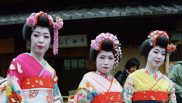 Жительницы Японии в национальных костюмах