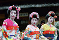 Жительницы Японии в национальных костюмах