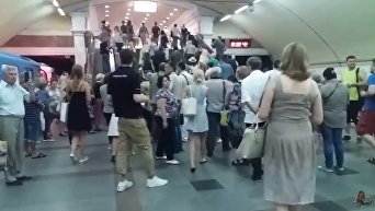 Появилось видео эвакуации пассажиров из застрявшего в тоннеле поезда в метро Киева