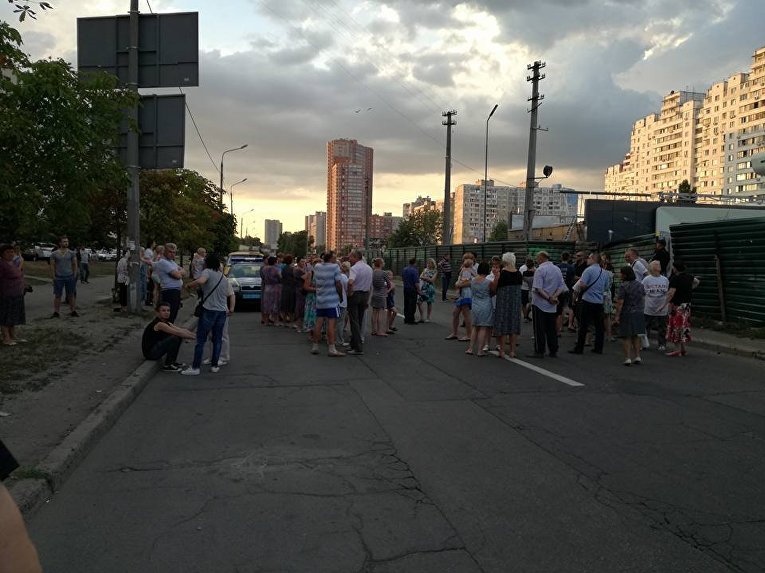 Акция протеста на ул. Ревуцкого в Дарницком районе Киева