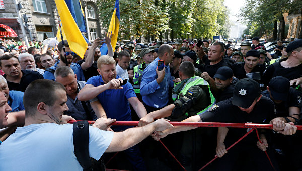 Потасовка сторонников экс-губернатора Одесской области Михаила Саакашвили с полицией  около АПУ
