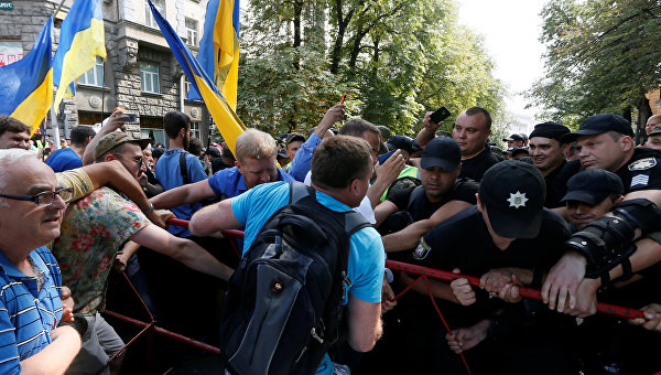 Потасовка сторонников экс-губернатора Одесской области Михаила Саакашвили с полицией около АПУ